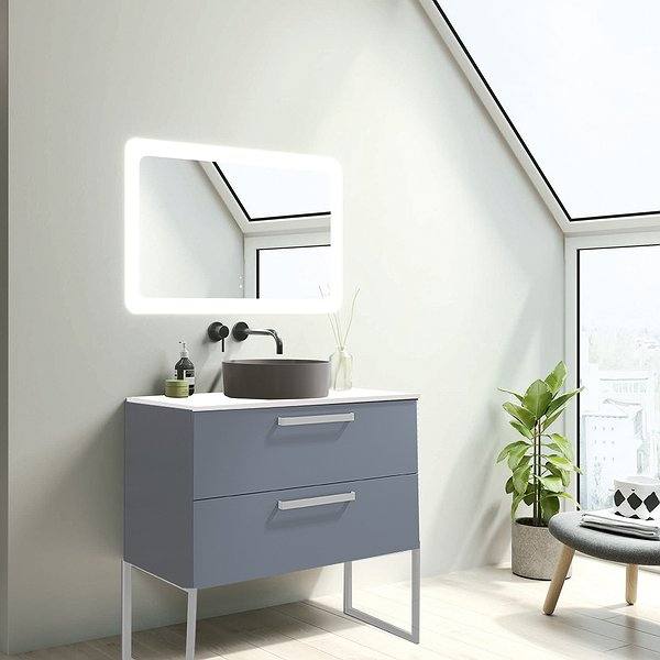 Mueble de baño Bondi con patas blancas Square 2 cajones en color avio Visobath. Espejo Paris y lavabo colors con tapa de cargas minerales ceniza . Tirador en blanco.