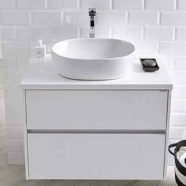 Conjunto mueble de baño Deco Line suspendido con encimera de madera y lavabo sobre encimera Sanchís. Encimera blanca brillo y lavabo Hana cerámica