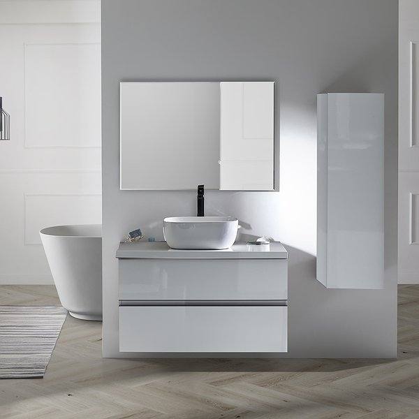 Mueble glass line blanco con lavabo sobre encimera de cerámica Hana y espejo biselado.