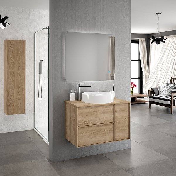 Mueble de baño suspendido Oslo roble natural con tapa Landes + lavabo sobre encimera Rotterdam de Coycama. Espejo verona