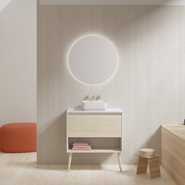 Conjunto mueble de baño con tapa y lavabo sobre encimera Nara con patas 1 cajón más un hueco en blanco mate y roble arenado de Amizuva Nozomi
