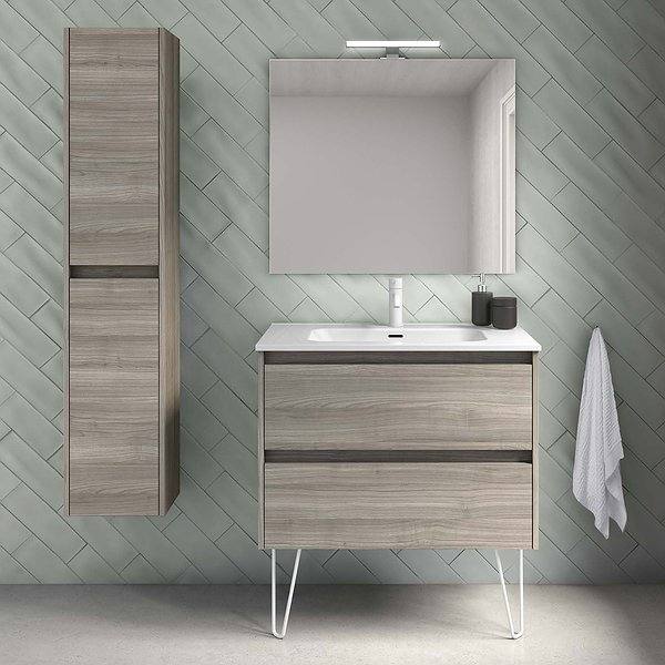 Conjunto mueble de baño Sansa con patas 2 cajones de Royo color gris arenado. Lavabo Enzo cerámico, espejo murano con aplique Uri y columna suspendida.