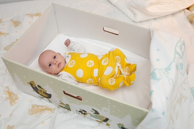 Los bebés de Finlandia ¡duermen en cajas!