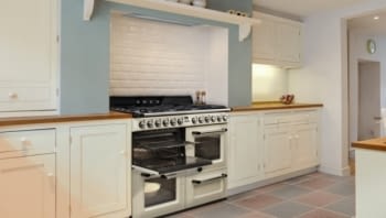 Horno Compacto Multifunción Vapor Smeg SF4920VCB1 Esmalte Blanco | 45cm de Altura | Estilo Retro Victoria |  A+ - 2