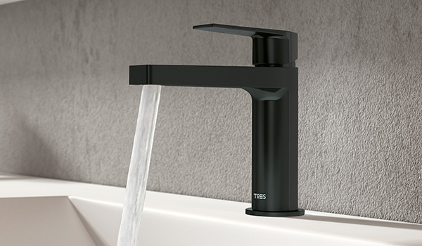 Grifería de color negro en el cuarto de baño, ¿por qué no?