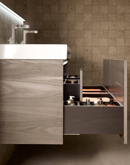 Los cajones del mueble Stratum-N de Roca poseen una gran capacidad de almacenamiento