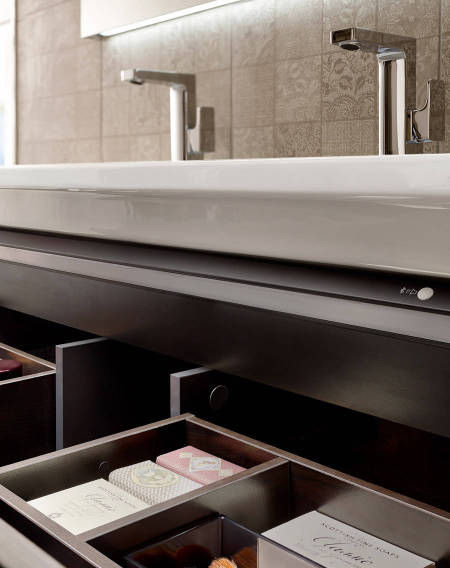 El mueble Stratum-N de Roca con luz interior y cajones que facilitan la organización
