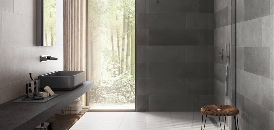 Baño con azulejos en tonos oscuros