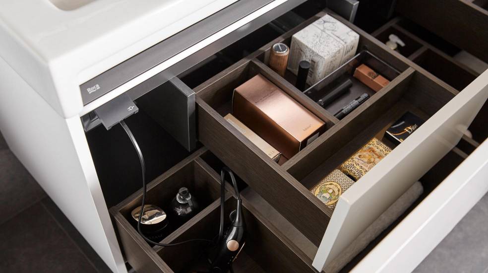 Mueble con enchufe incorporado de Roca