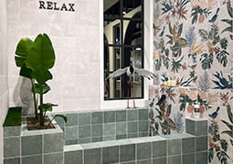 Vista del spa con la serie Bali Stones en el  Stand de Cevisama