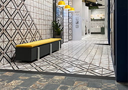 Vista del stand en Cevisama con de las series Scudo y Metallici