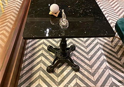 Cafetería decorada con la serie Versailles · Hermitage