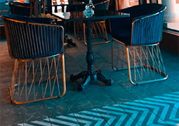 Cafetería decorada con la serie Versailles · Hermitage