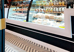 Cafetería decorada con la serie Versailles · Hermitage
