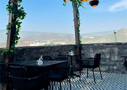 Cafetería decorada con la serie Versailles · Hermitage