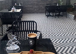 Cafetería decorada con la serie Versailles · Hermitage