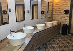 Baño del camping Boltaña decorado con el pavimento Orleans 20x20 de la colección Colonial