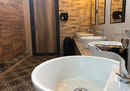Baño del camping Boltaña decorado con el pavimento Orleans 20x20 de la colección Colonial