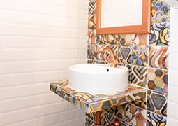 Cuarto de baño decorado con base decor Tap Tap de la serie Bombato