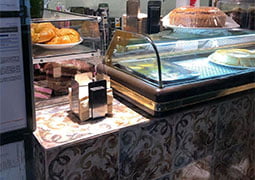 Churrería San Ginés decorada con la serie Ravena