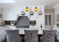 Cocina decorada con la serie Florentine y Victorian Gris