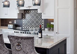 Cocina decorada con la serie Florentine y Victorian Gris