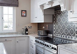 Cocina decorada con la serie Florentine y Victorian Gris