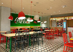 Vista del comedor con la decoración New Origins