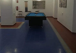 Zona de juegos decorada con la colección Victorian Rojo, Azul y Centro Nou