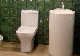 Baño decorado con Shape Emerald de la colección Artigiano 
