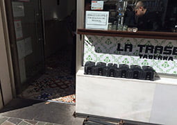 Entrada taberna La Trasera
