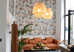 Sala de espera decorada con la serie Livorno