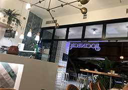 Entrada del restaurante decorado con la colección Verona Verde
