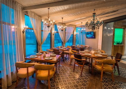 Salón del restaurante decorado con la colección Florentine