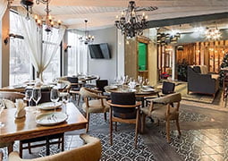 Salón del restaurante decorado con la colección Florentine