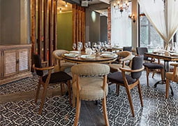 Salón del restaurante decorado con la colección Florentine