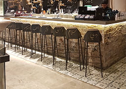 Restaurante decorado con Pavimento Antiqua