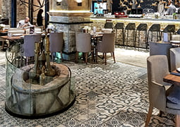 Restaurante decorado con Pavimento Antiqua