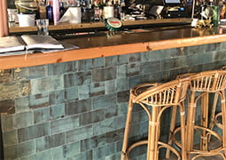 Barra restaurante forrada con Verona 10