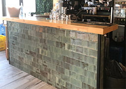 Barra restaurante forrada con Verona 10
