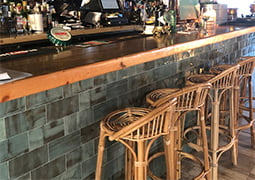 Barra restaurante forrada con Verona 10