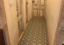 Pasillo cuarto de baño decorado con la serie Florentine