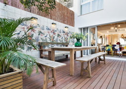 Terraza decorada con la serie Livorno