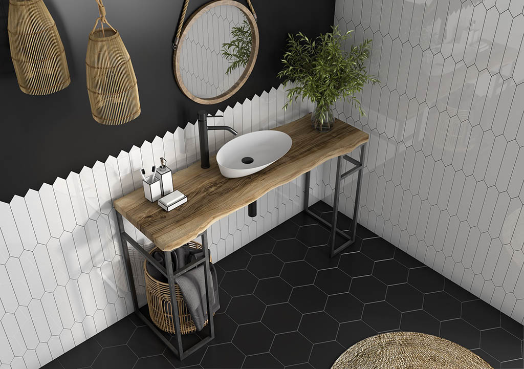 Combinaci&oacute;n azulejos blanco y negro en ba&ntilde;o peque&ntilde;o