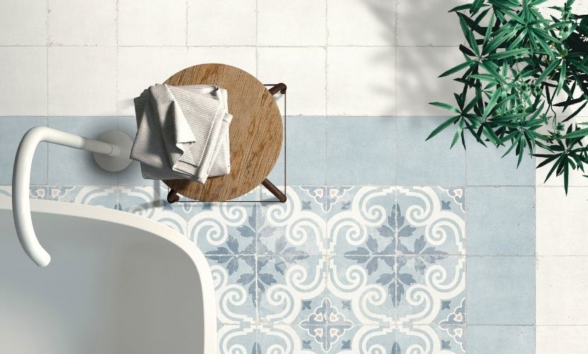 Combina azulejos de distintas tonalidades para un estilo mediterr&aacute;neo.