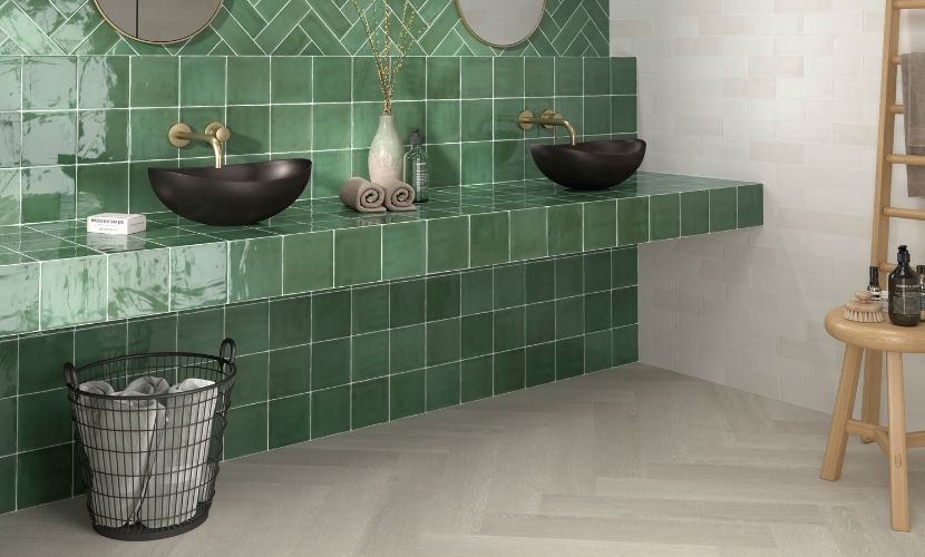 Los suelos v&iacute;nilicos de imitaci&oacute;n al parquet son muy utilizados en este tipo de reformas integrales de ba&ntilde;os.